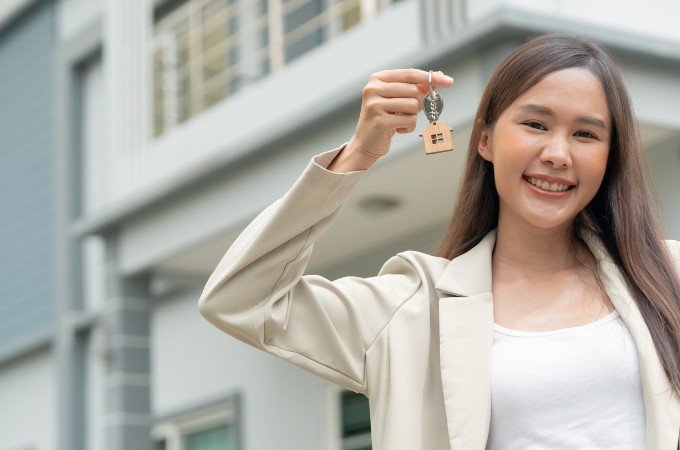 Mujer con llave en mano
